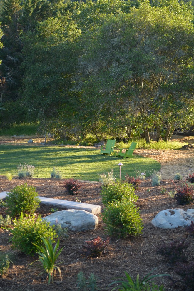 Esempio di un grande giardino country esposto in pieno sole dietro casa in estate con pacciame