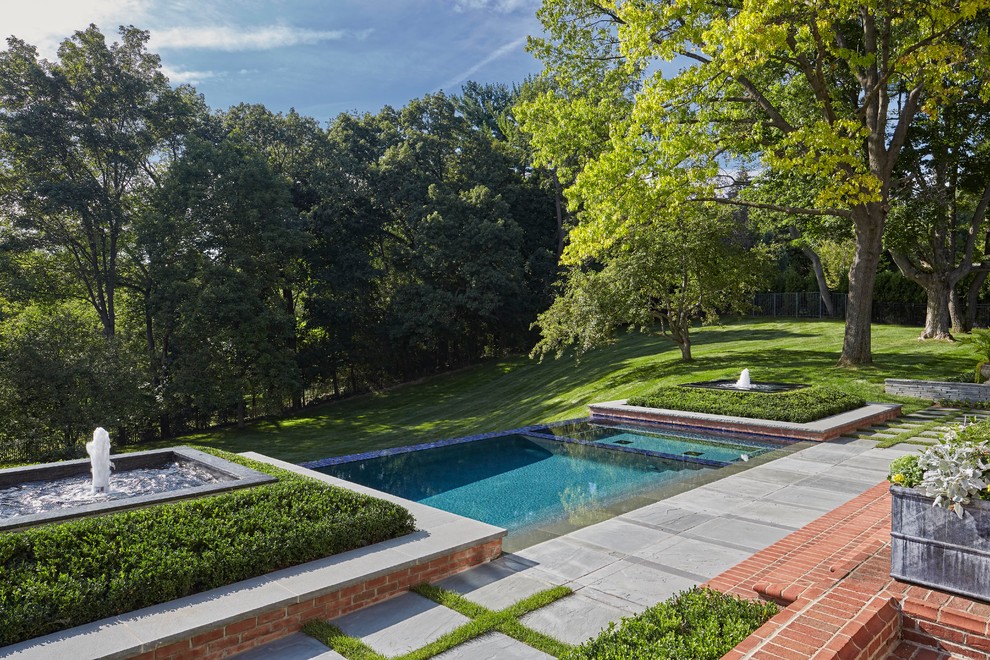 Foto di un giardino classico di medie dimensioni e dietro casa con pavimentazioni in pietra naturale