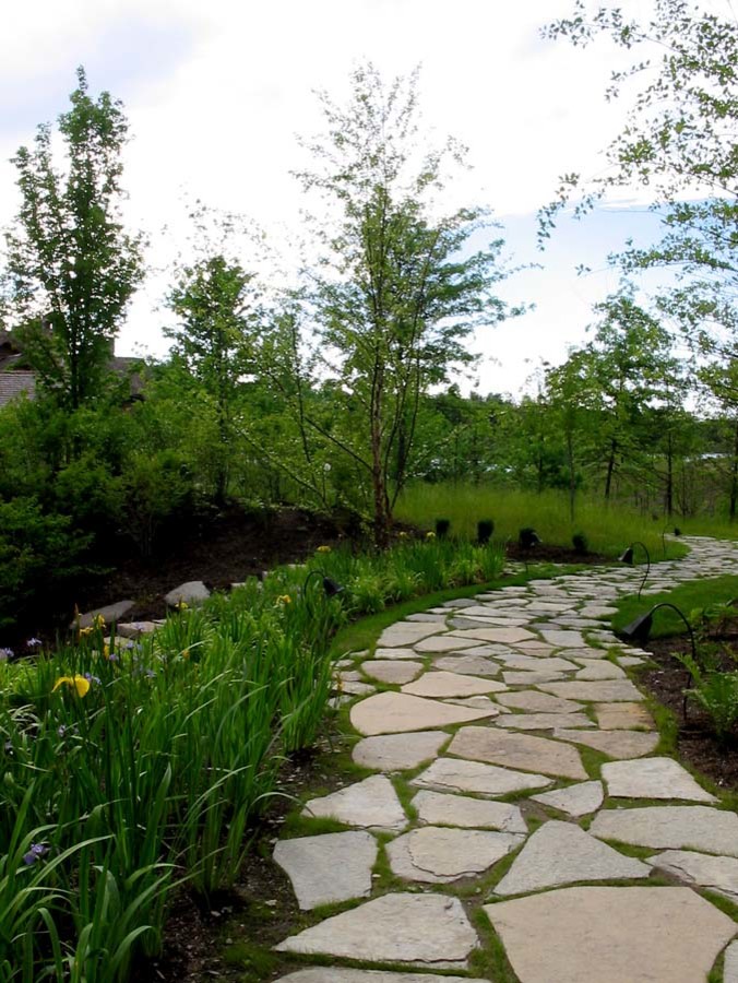 Idées déco pour un très grand jardin montagne au printemps avec une exposition ensoleillée et des pavés en pierre naturelle.