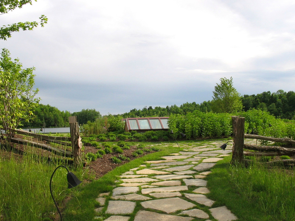Foto di un giardino xeriscape stile rurale esposto in pieno sole sul tetto in estate con un ingresso o sentiero e pavimentazioni in pietra naturale