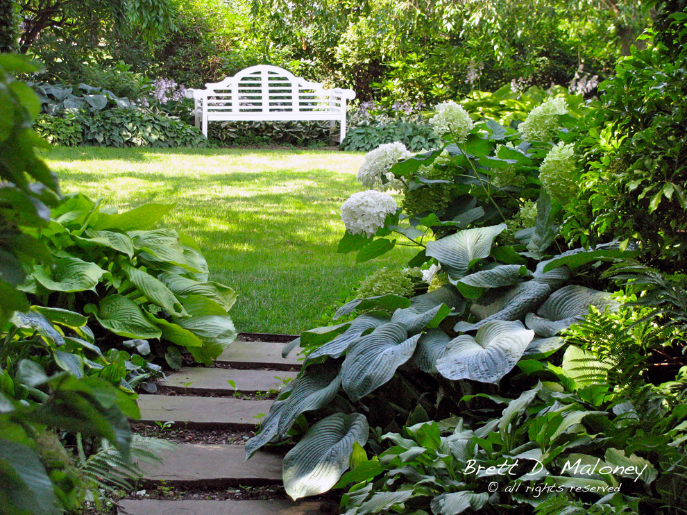 Idee per un grande giardino formale classico esposto a mezz'ombra nel cortile laterale in estate con un ingresso o sentiero e pavimentazioni in pietra naturale