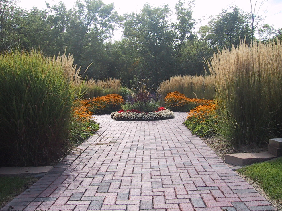 Design ideas for a traditional landscaping in Minneapolis.