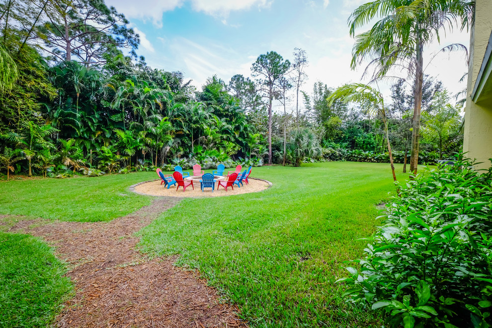 Großer Klassischer Garten hinter dem Haus, im Sommer mit Feuerstelle, direkter Sonneneinstrahlung und Mulch in Miami