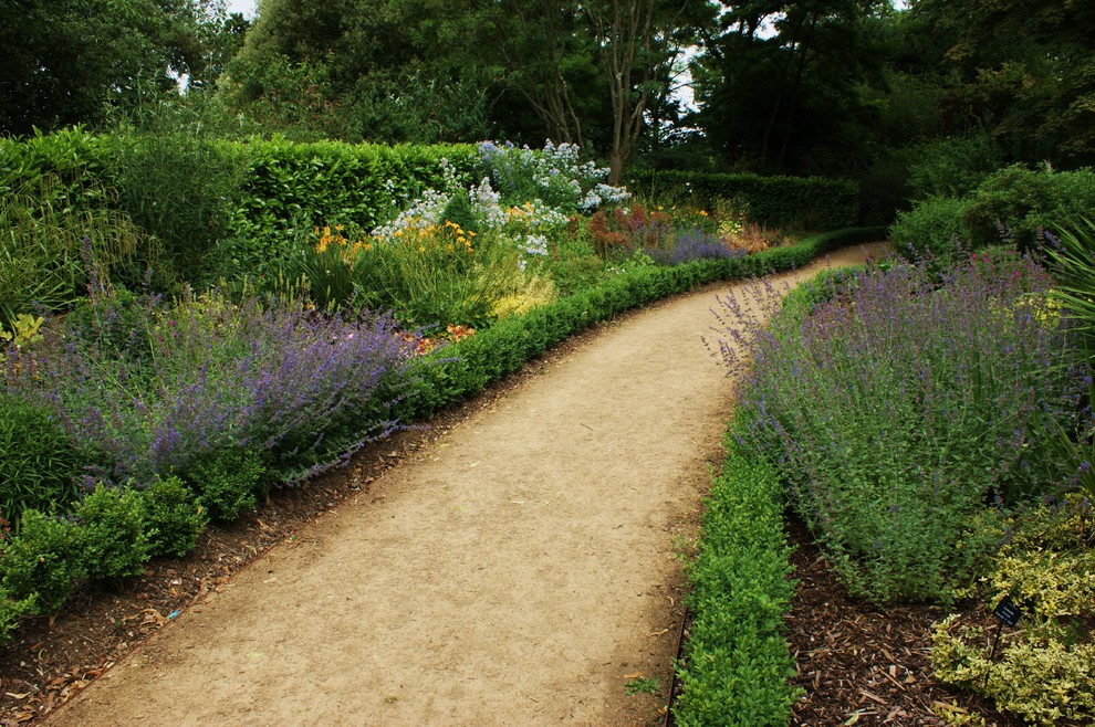 Klassischer Garten hinter dem Haus in Los Angeles