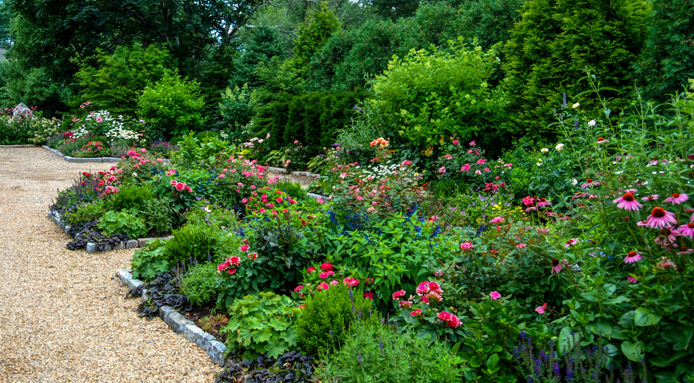Mittelgroßer Landhaus Garten mit Auffahrt, direkter Sonneneinstrahlung und Blumenbeet in Boston