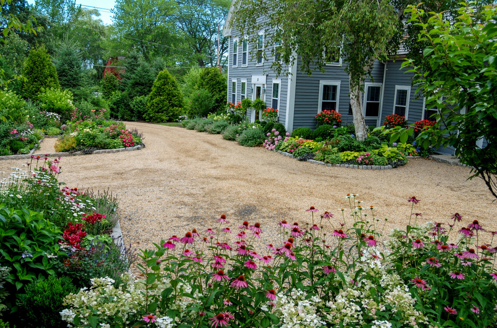 Mittelgroßer Landhaus Garten im Sommer mit Auffahrt, direkter Sonneneinstrahlung und Blumenbeet in Boston