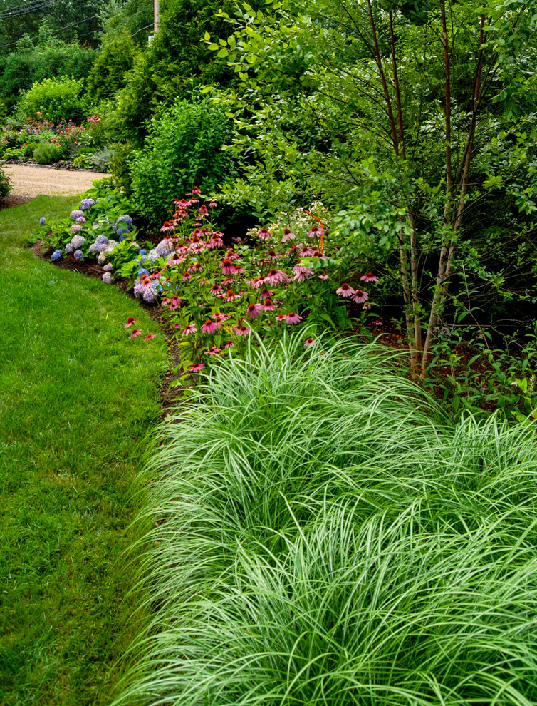 Imagen de jardín campestre de tamaño medio en patio lateral con exposición reducida al sol y parterre de flores