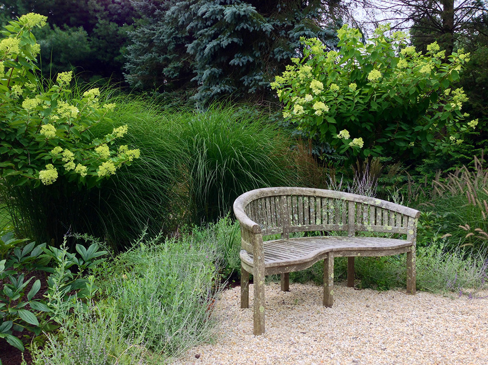 Idee per un piccolo giardino formale country esposto in pieno sole dietro casa in estate con un giardino in vaso e ghiaia