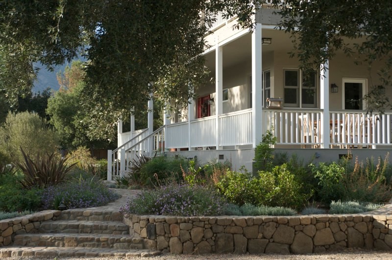 Großer, Schattiger Landhausstil Garten hinter dem Haus mit Natursteinplatten in Los Angeles