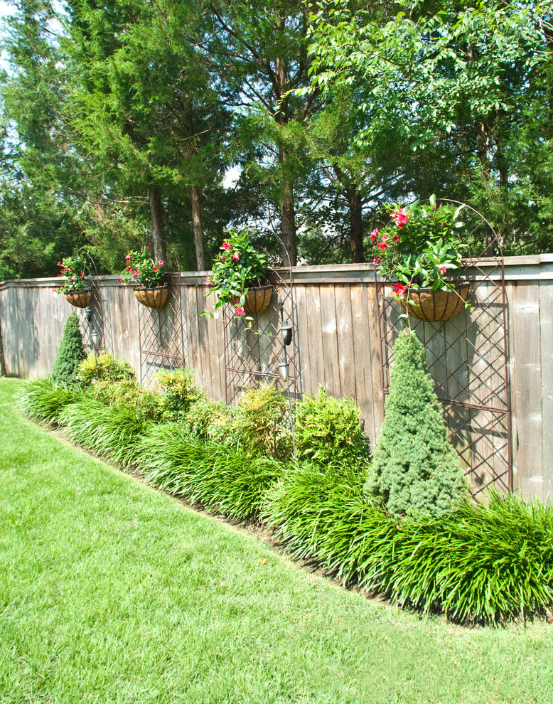 Design ideas for a traditional landscaping in Nashville.