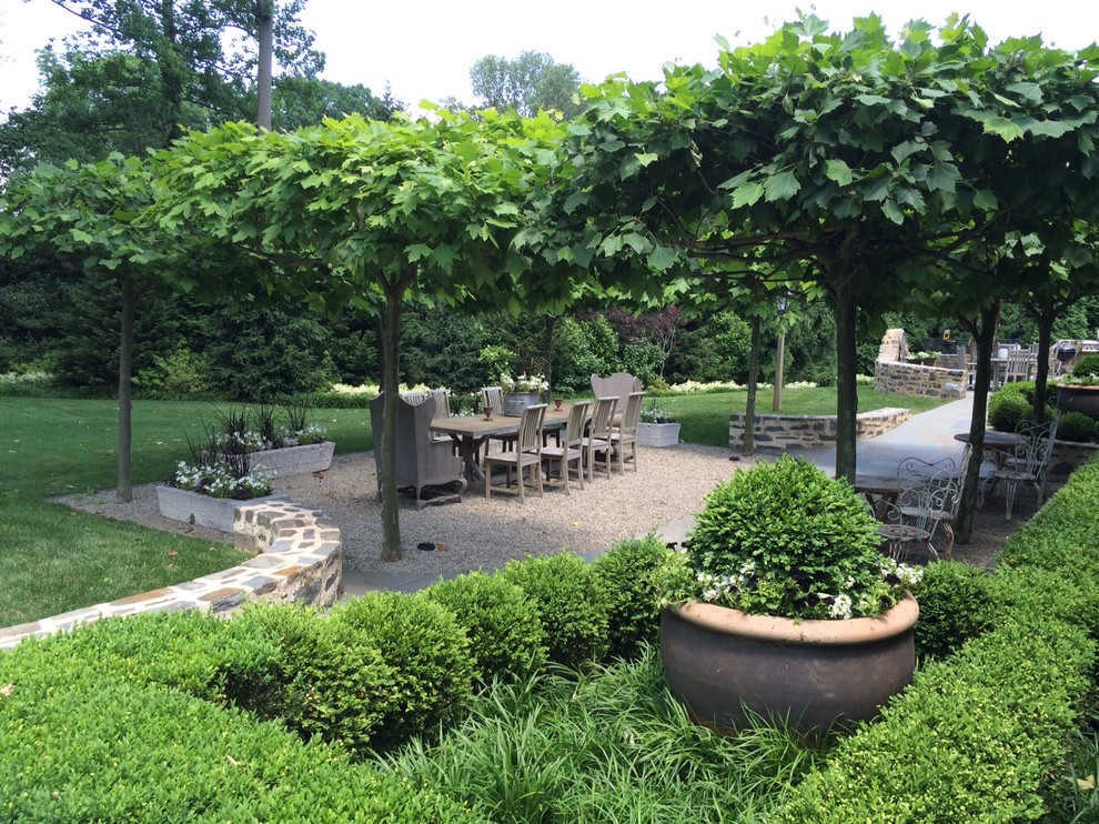 Пример оригинального дизайна: большой весенний участок и сад на заднем дворе в классическом стиле с местом для костра, полуденной тенью и покрытием из каменной брусчатки