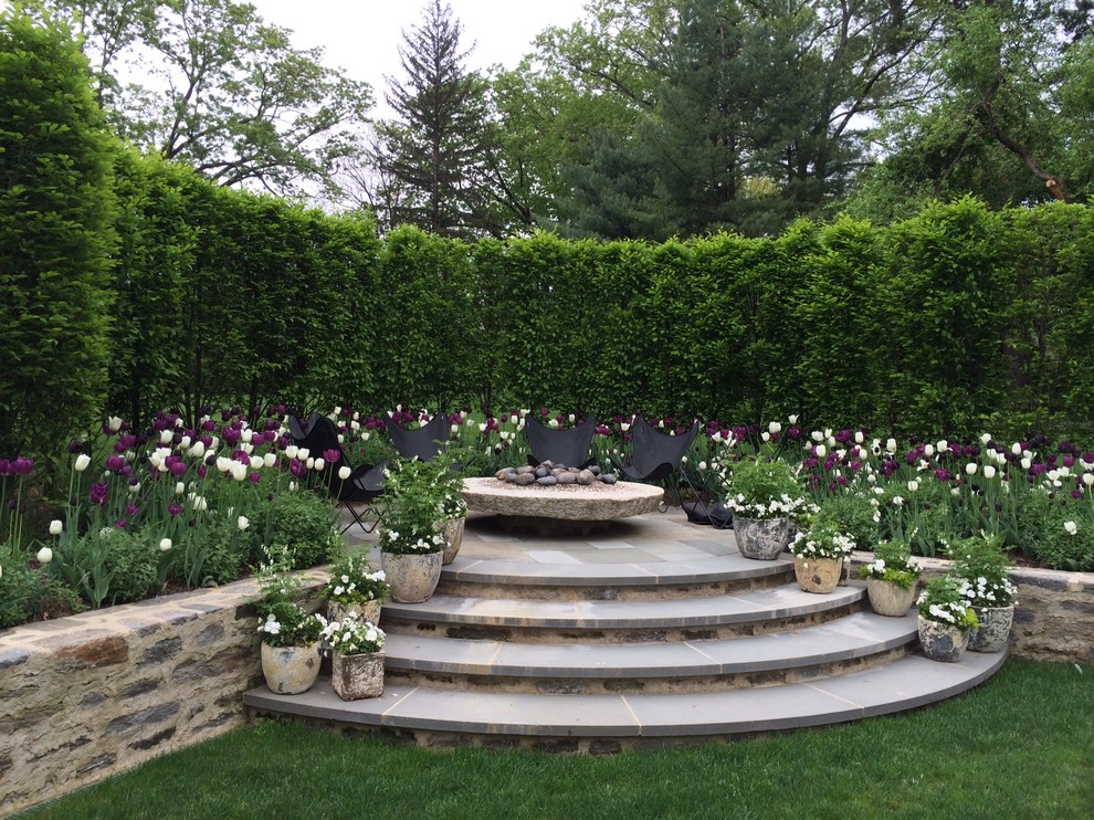 Стильный дизайн: большой весенний участок и сад на заднем дворе в классическом стиле с местом для костра, полуденной тенью и покрытием из каменной брусчатки - последний тренд