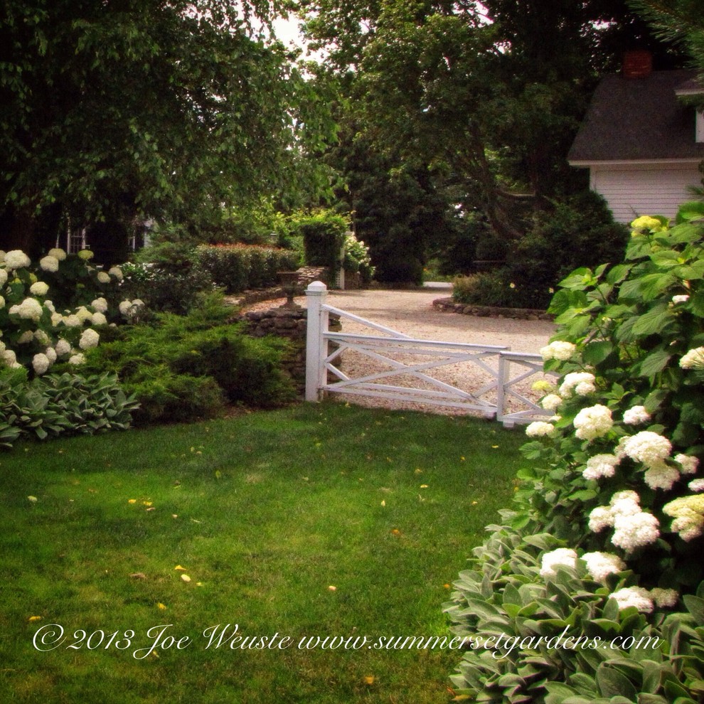 Cette image montre un jardin rustique.