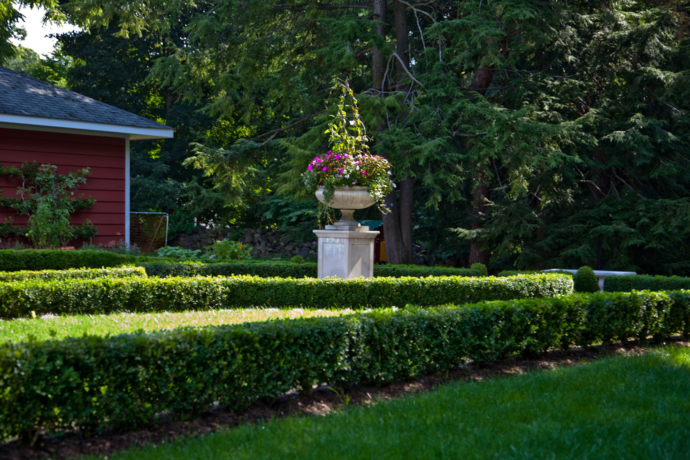 Geräumiger Klassischer Garten im Frühling mit direkter Sonneneinstrahlung in New York
