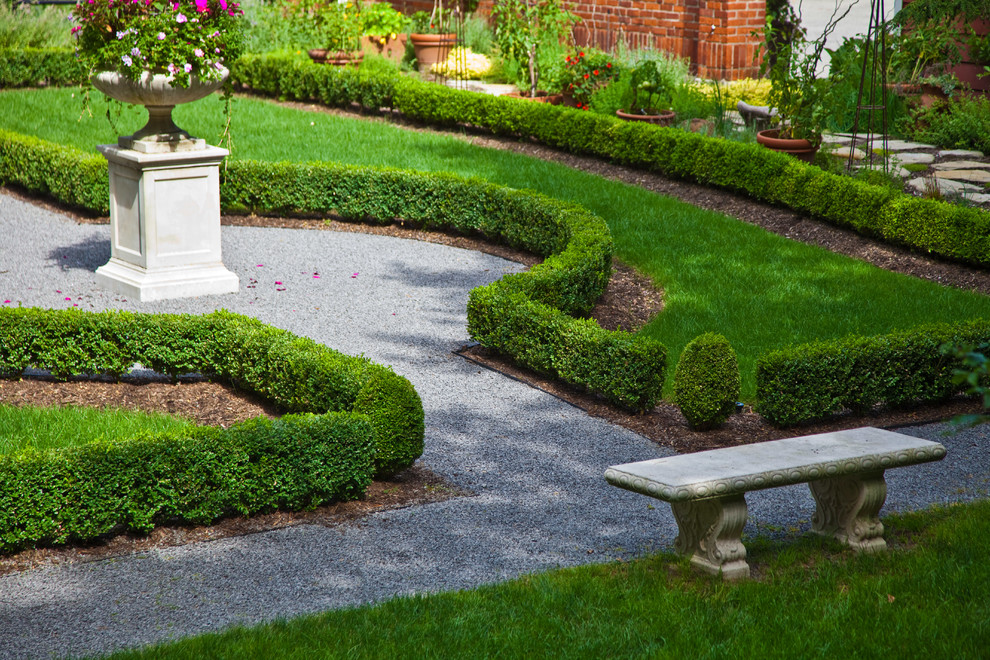 Ispirazione per un ampio giardino formale chic esposto in pieno sole in cortile in primavera con un ingresso o sentiero e ghiaia