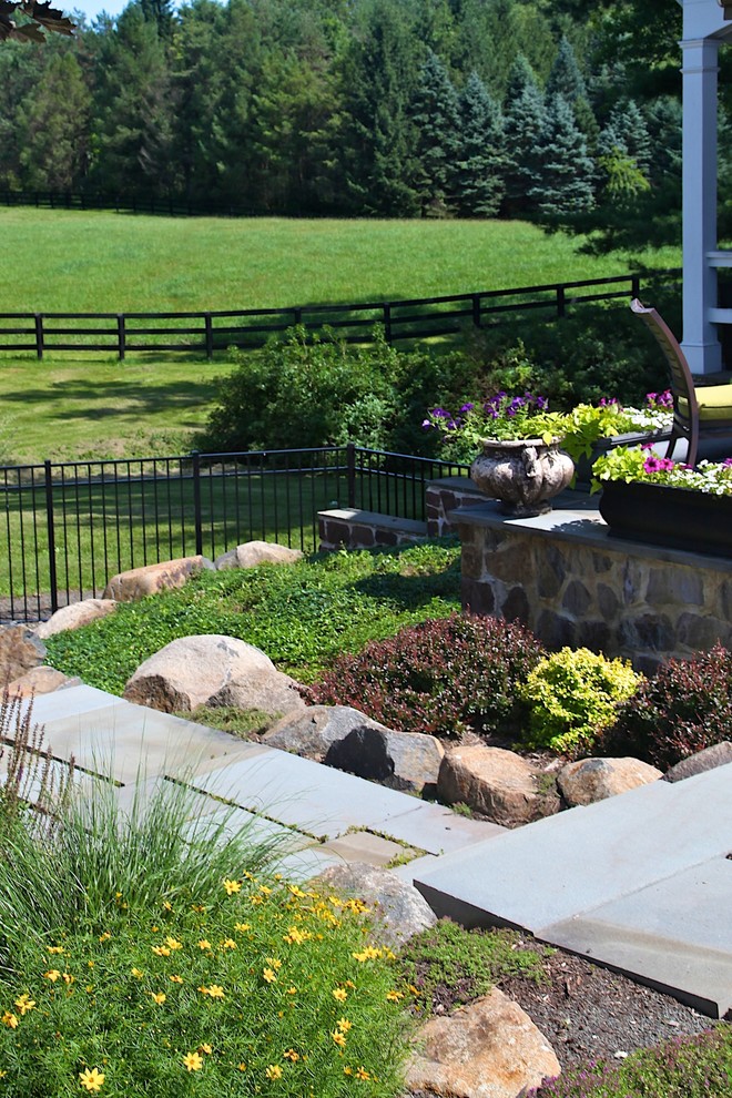 На фото: участок и сад среднего размера на заднем дворе в классическом стиле с покрытием из каменной брусчатки с