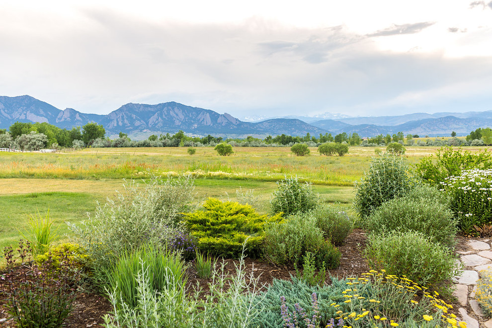 Landhaus Garten mit Natursteinplatten in Denver