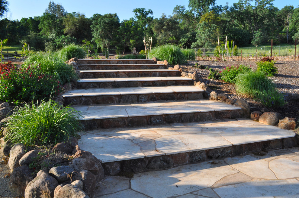 Réalisation d'un aménagement d'entrée ou allée de jardin arrière sud-ouest américain de taille moyenne avec une exposition ombragée et des pavés en pierre naturelle.