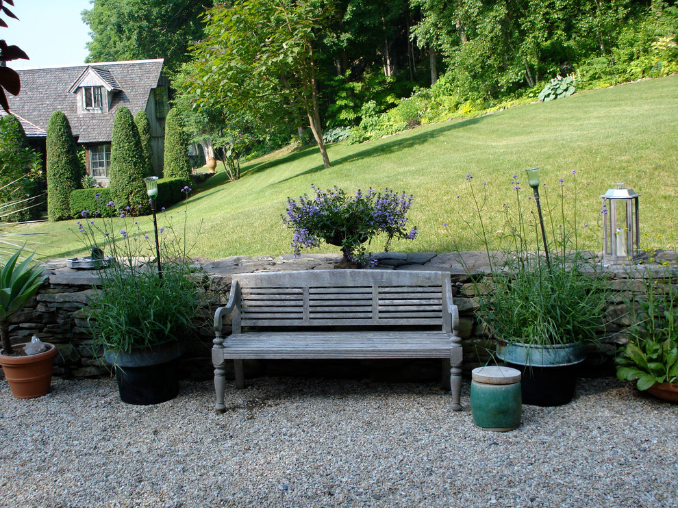 Ejemplo de jardín de estilo americano extra grande en primavera en patio trasero con jardín francés y exposición total al sol
