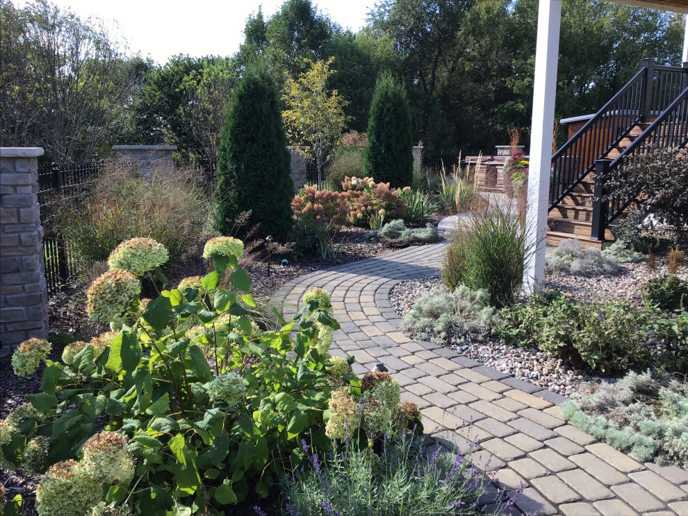Esempio di un grande giardino country esposto a mezz'ombra dietro casa in estate con pavimentazioni in cemento