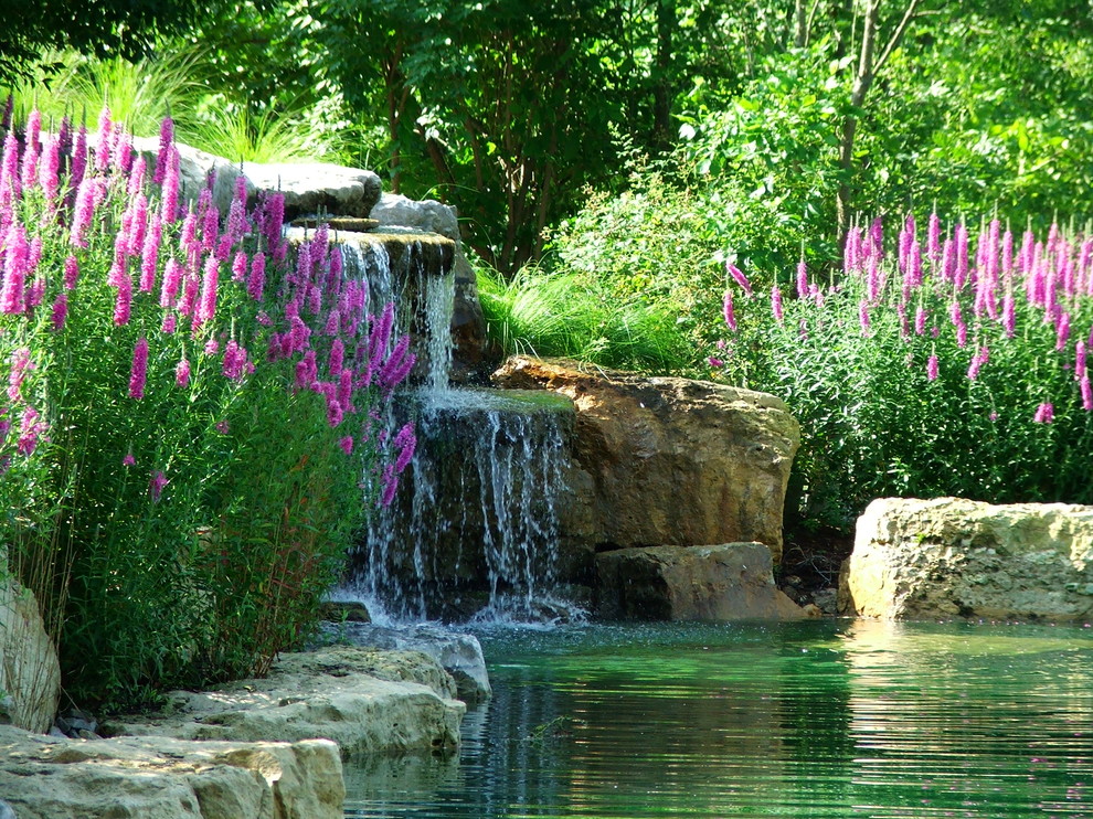 Idéer för vintage trädgårdar, med en fontän