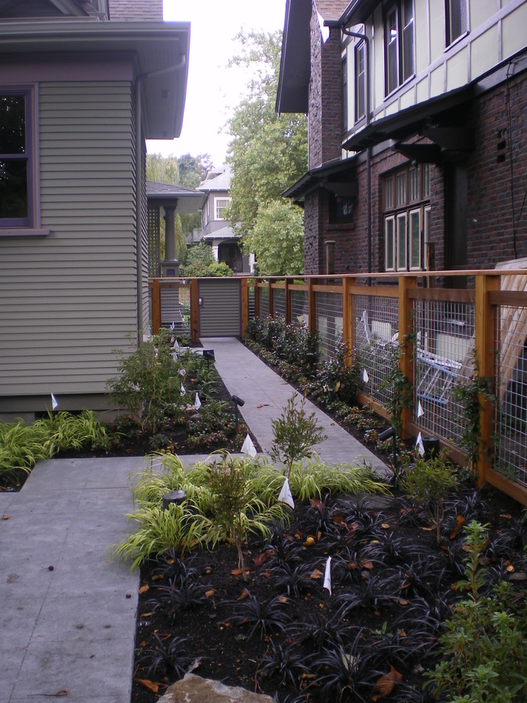 На фото: солнечный участок и сад среднего размера на боковом дворе в современном стиле с садовой дорожкой или калиткой, хорошей освещенностью и мощением тротуарной плиткой