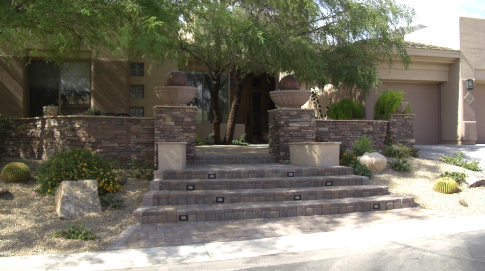 Design ideas for a traditional landscaping in Phoenix.