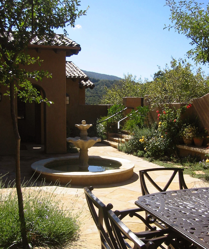 Immagine di un giardino mediterraneo con fontane