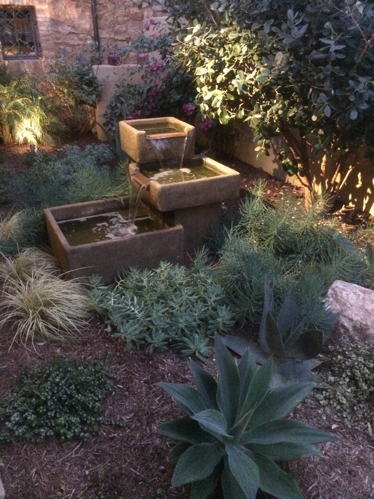 Cette image montre un jardin sur cour bohème avec une exposition partiellement ombragée.
