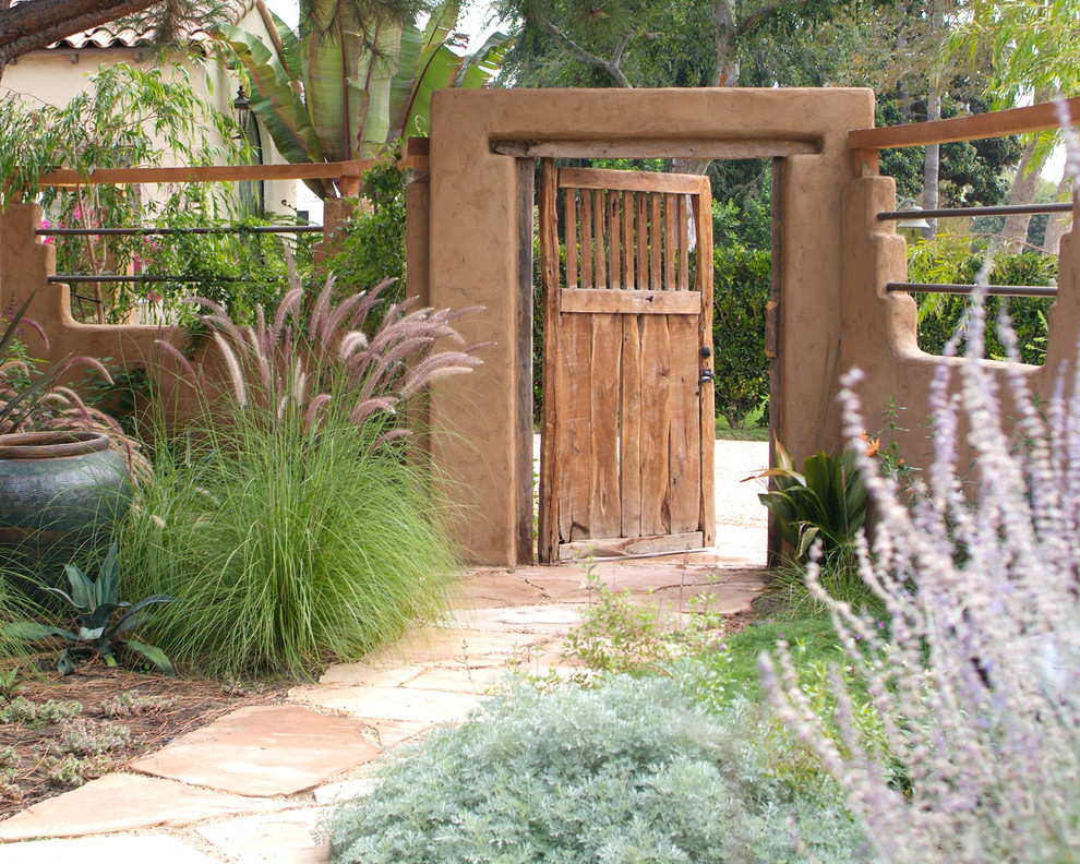 Imagen de jardín de secano mediterráneo grande en verano en patio delantero con exposición parcial al sol y adoquines de piedra natural