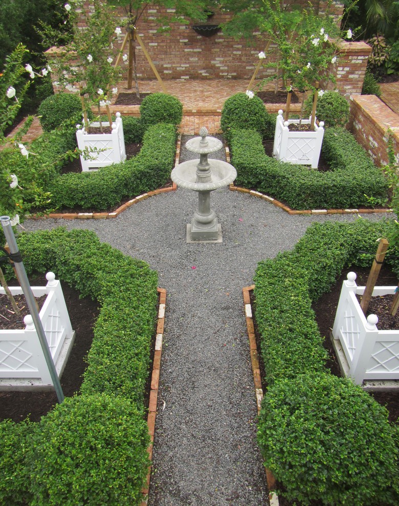 Ispirazione per un giardino formale tradizionale di medie dimensioni e in cortile con un ingresso o sentiero e pavimentazioni in mattoni