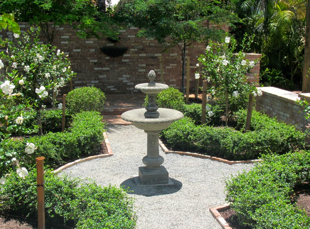 Idéer för små vintage trädgårdar i full sol, med en fontän och marksten i tegel