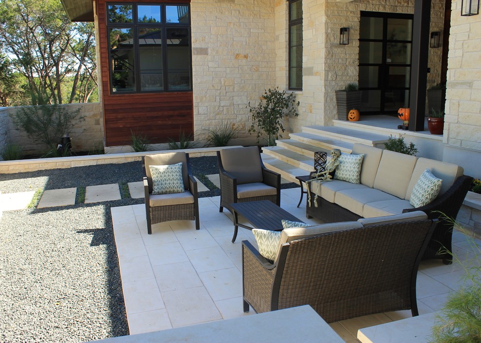 Стильный дизайн: большой двор на переднем дворе в современном стиле с покрытием из каменной брусчатки - последний тренд