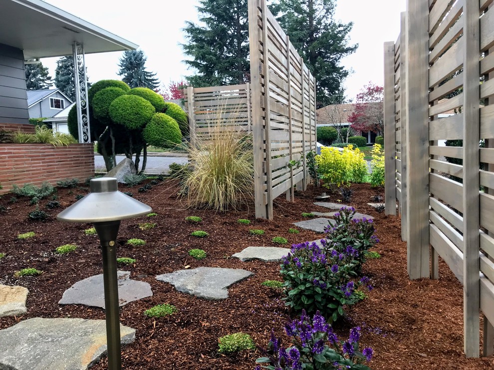 Geometrischer, Kleiner Mid-Century Garten mit direkter Sonneneinstrahlung und Natursteinplatten in Portland