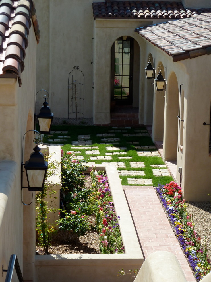 Пример оригинального дизайна: большой весенний участок и сад на внутреннем дворе в средиземноморском стиле с полуденной тенью и мощением клинкерной брусчаткой