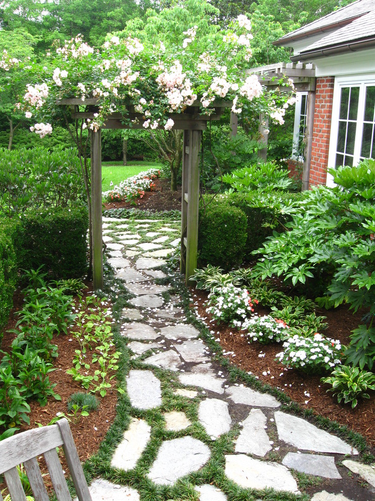 Großer, Halbschattiger Klassischer Gartenweg im Sommer, hinter dem Haus mit Natursteinplatten in Sonstige