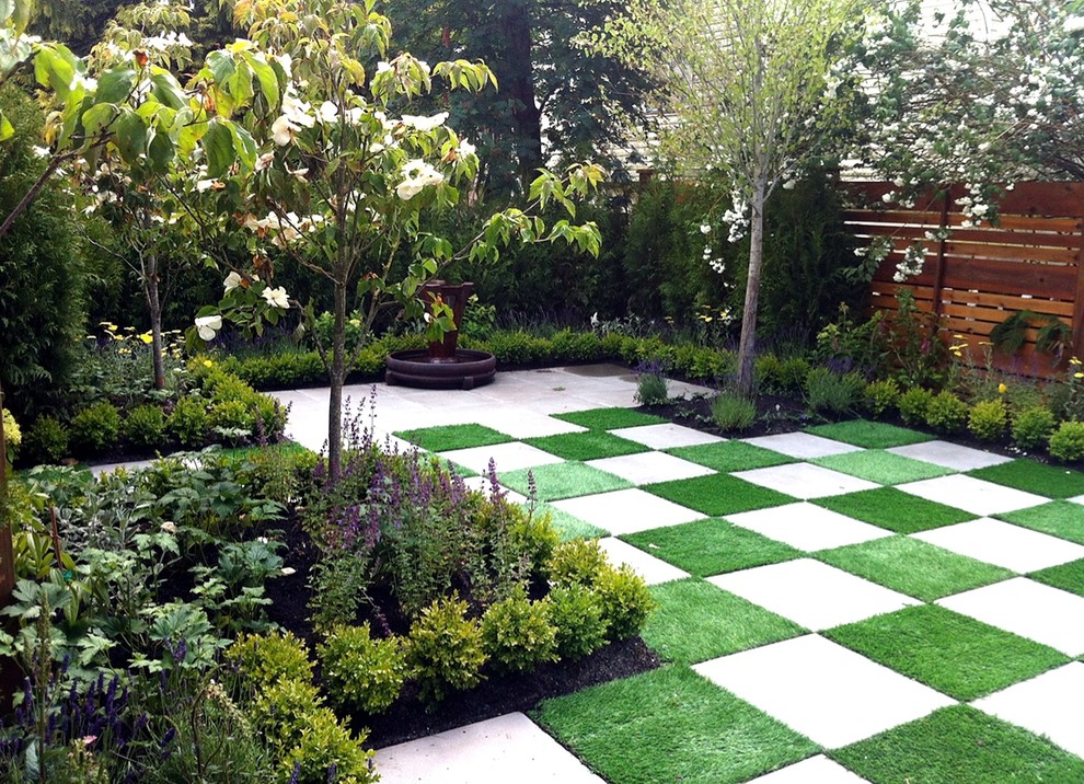 Photo of a contemporary garden in Vancouver.