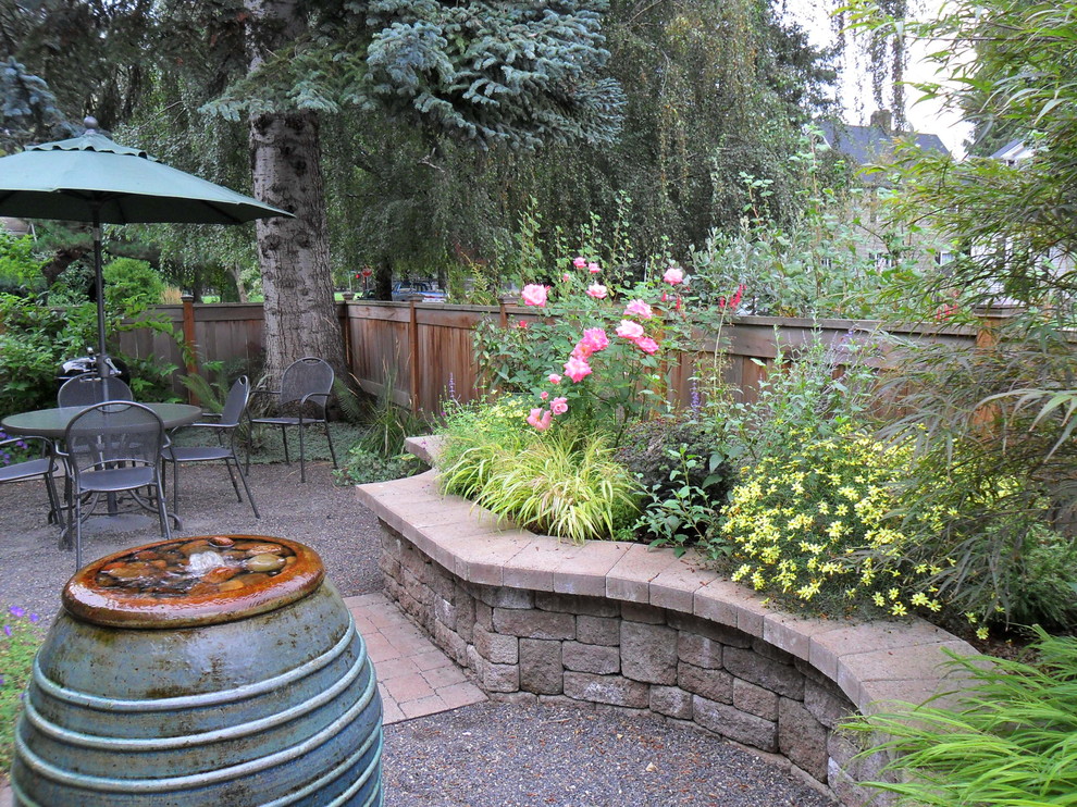 Ejemplo de jardín clásico en patio con macetero elevado
