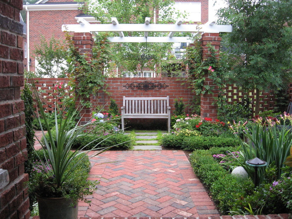 Пример оригинального дизайна: маленький весенний регулярный сад на внутреннем дворе в классическом стиле с полуденной тенью и настилом для на участке и в саду