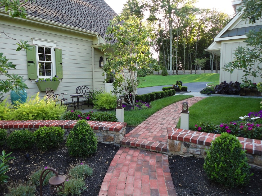 Стильный дизайн: участок и сад на боковом дворе в классическом стиле с мощением клинкерной брусчаткой - последний тренд