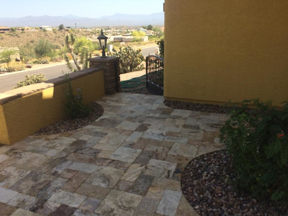 Mittelgroßer Mediterraner Garten mit Natursteinplatten in Phoenix