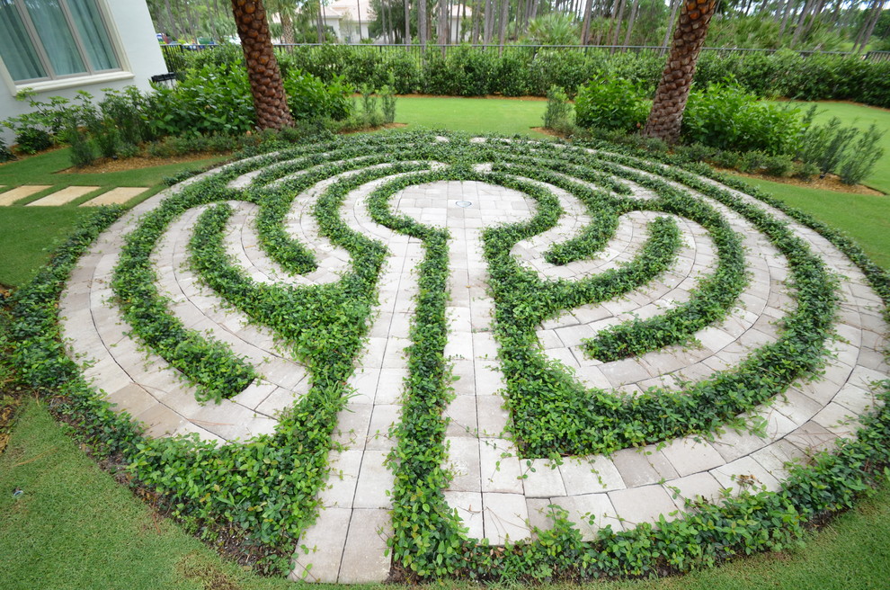 Garten hinter dem Haus mit Natursteinplatten in Miami