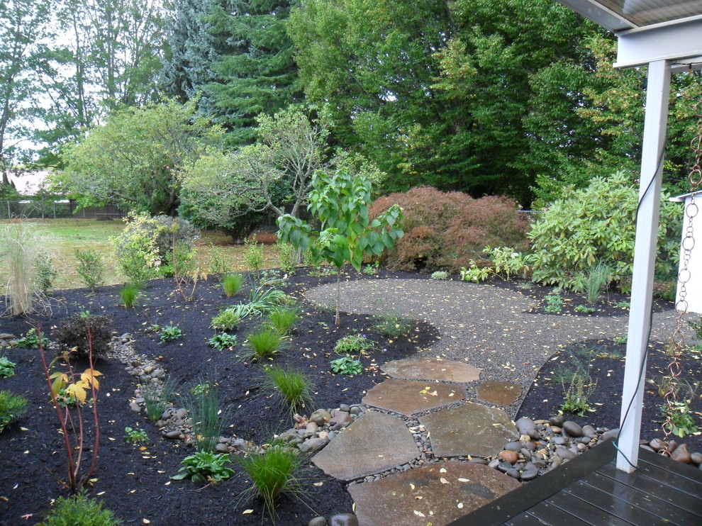 Свежая идея для дизайна: маленький солнечный сад с прудом на заднем дворе в стиле фьюжн с хорошей освещенностью и покрытием из каменной брусчатки для на участке и в саду - отличное фото интерьера
