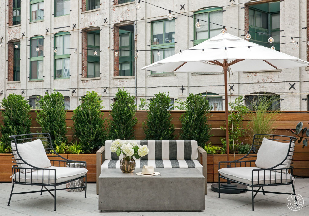 Großer, Schattiger Moderner Dachgarten im Sommer mit Kübelpflanzen und Betonboden in New York