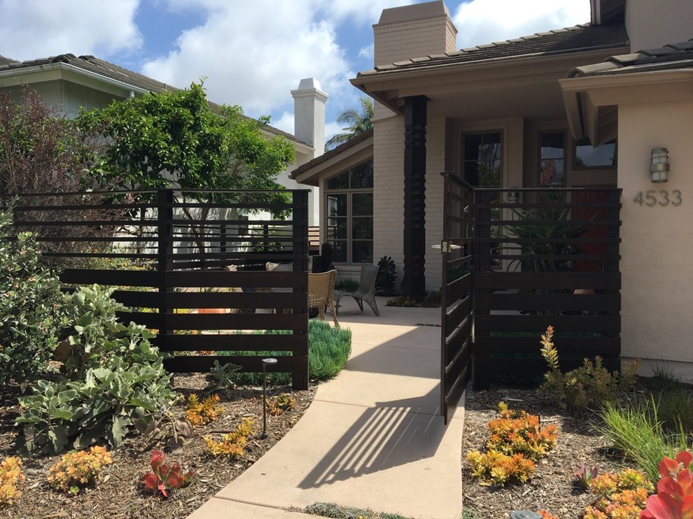 На фото: солнечный участок и сад на переднем дворе в современном стиле с садовой дорожкой или калиткой и хорошей освещенностью