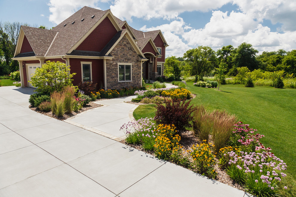 Design ideas for a large craftsman drought-tolerant and full sun front yard stone garden path in Milwaukee for summer.