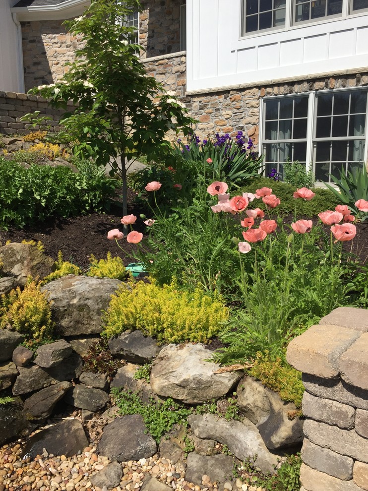 Idee per un grande giardino chic esposto in pieno sole nel cortile laterale in estate con fontane e pavimentazioni in pietra naturale