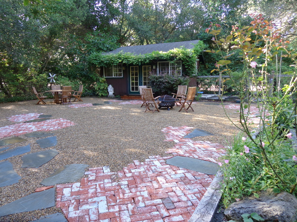 Photo of a mid-sized craftsman drought-tolerant and full sun backyard gravel landscaping in San Francisco.