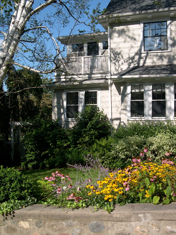 Immagine di un giardino formale classico esposto a mezz'ombra di medie dimensioni e davanti casa