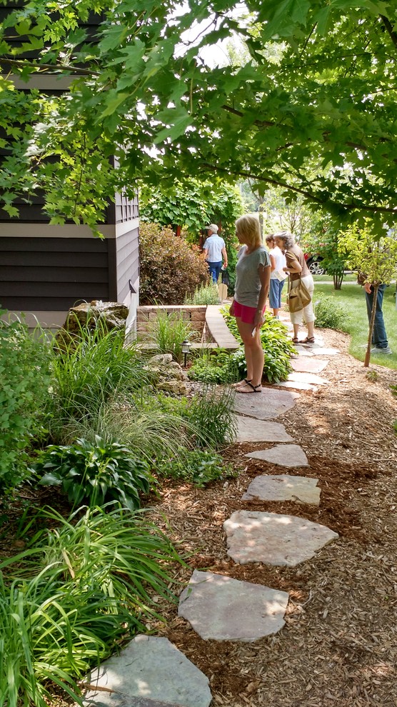 Esempio di un piccolo giardino stile americano esposto a mezz'ombra nel cortile laterale in estate con un ingresso o sentiero e pavimentazioni in pietra naturale